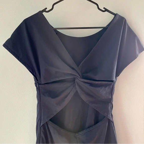 Theory Andrizza Twisted Back Stretch Seersucker Dress - Size 6 - Picture 7 of 13